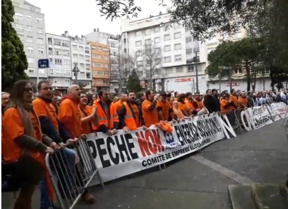 Trabajadores de ALCOA se manifiestan en el mitin de Pedro Sánchez en A Coruña