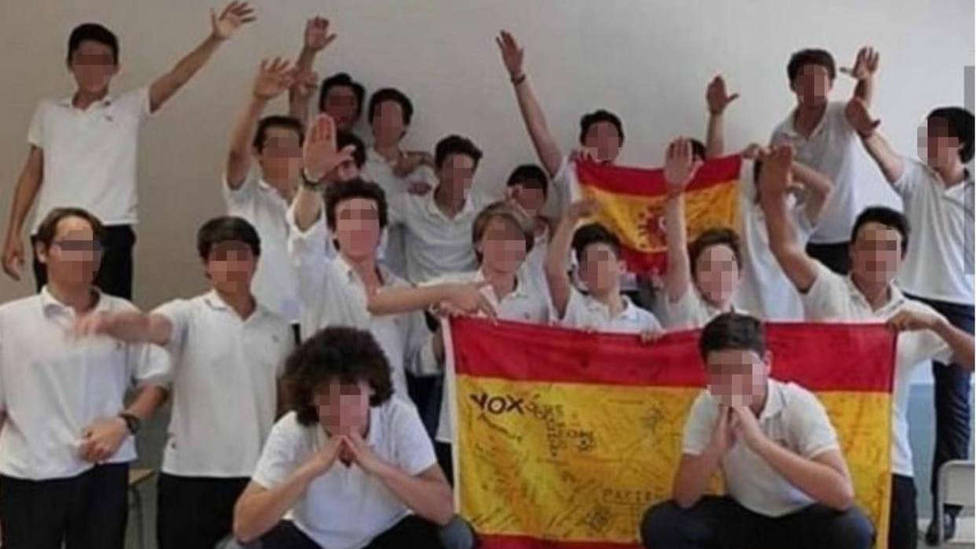 El profesor, que tomó la foto de los alumnos haciendo el saludo nazi, ha sido sancionado sin empleo y sueldo