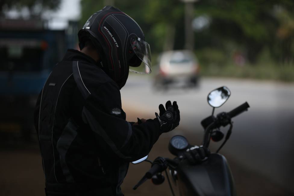 La DGT quiere aumentar este mismo año la sanción a motoristas por no llevar casco y obligarles a usar guantes
