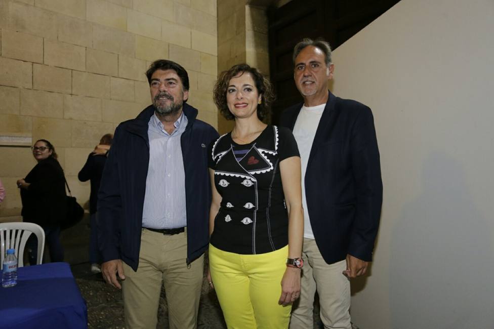 Toñi Martín-Zarco junto al alcalde y el concejal de Fiestas