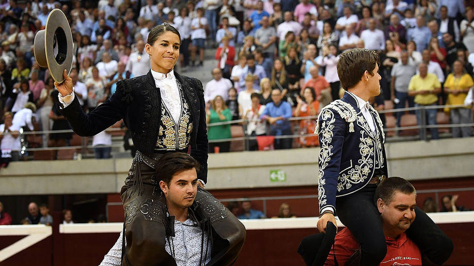 Lea Vicens y Guillermo Hermoso de Mendoza en su salida a hombros en Logroño