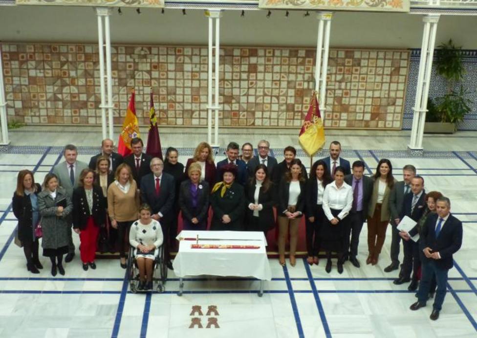 La Federación San Clemente presenta en Asamblea Regional la réplica de la vaina ceremonial de Reyes Católicos