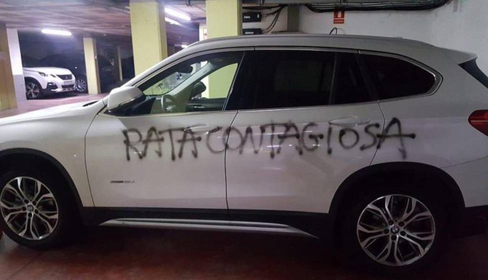Los Mossos identifican al hombre que escribió “rata contagiosa” en el coche de una doctora
