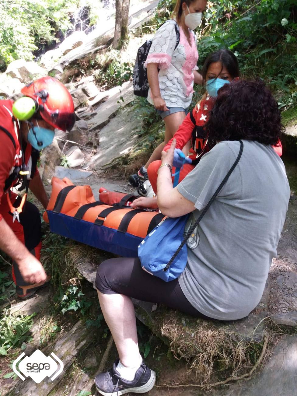 Rescata de una mujer herida en los Oscos