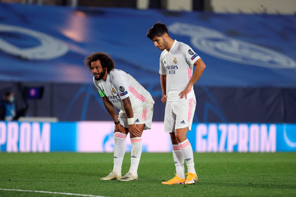Marcelo y Asensio se lamentan de uno de los goles en contra (EFE)