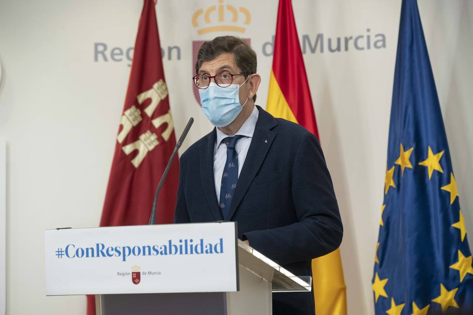 Murcia vacuna al consejero, altos cargos y funcionarios de Sanidad