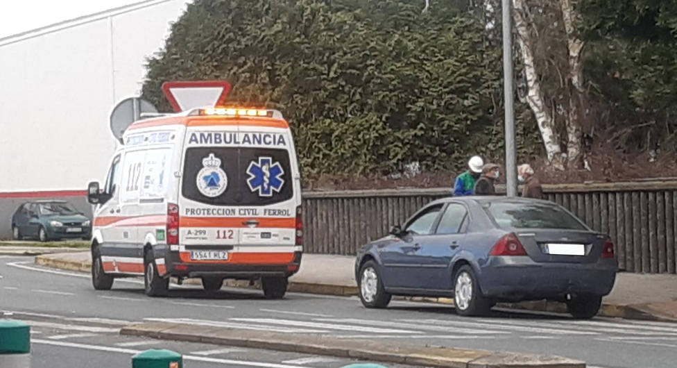 Una ambulancia de Protección Civil de Ferrol trasladó a la herida al PAC de Narón - FOTO: A. C.