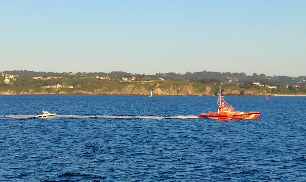 La embarcación remolcada hacía el muelle de Oza, en A Coruña - FOTO: @EloyTP
