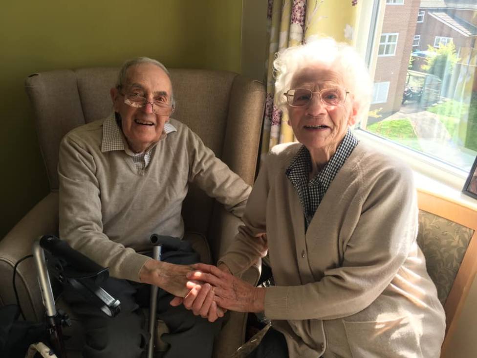 Besos y abrazos en el emocionado reencuentro de dos ancianos británicos tras meses separados por el COVID