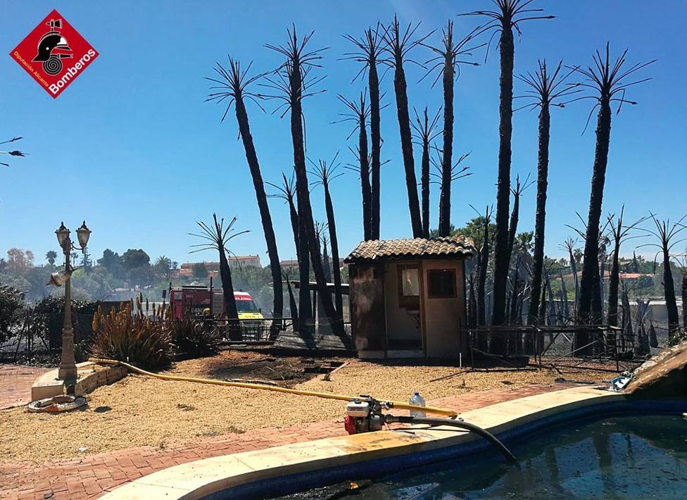 Dos heridos y diez evacuados por un incendio de vegetación en Villajoyosa