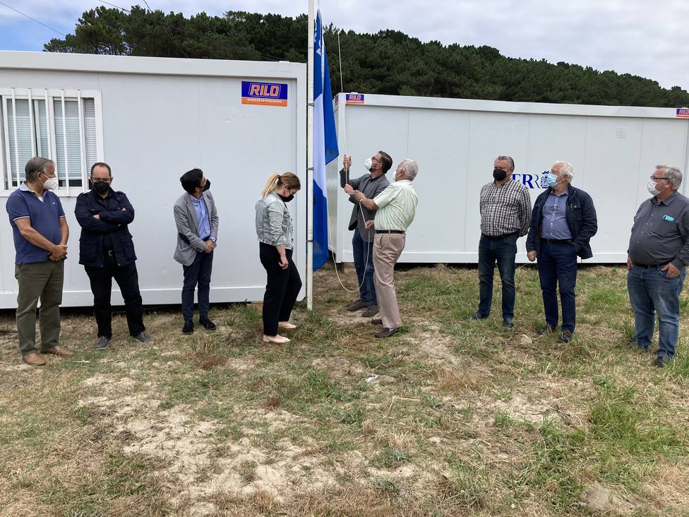 Participantes en el acto simbólico de izado de la bandera azul en Doniños - FOTO: Concello de Ferrol
