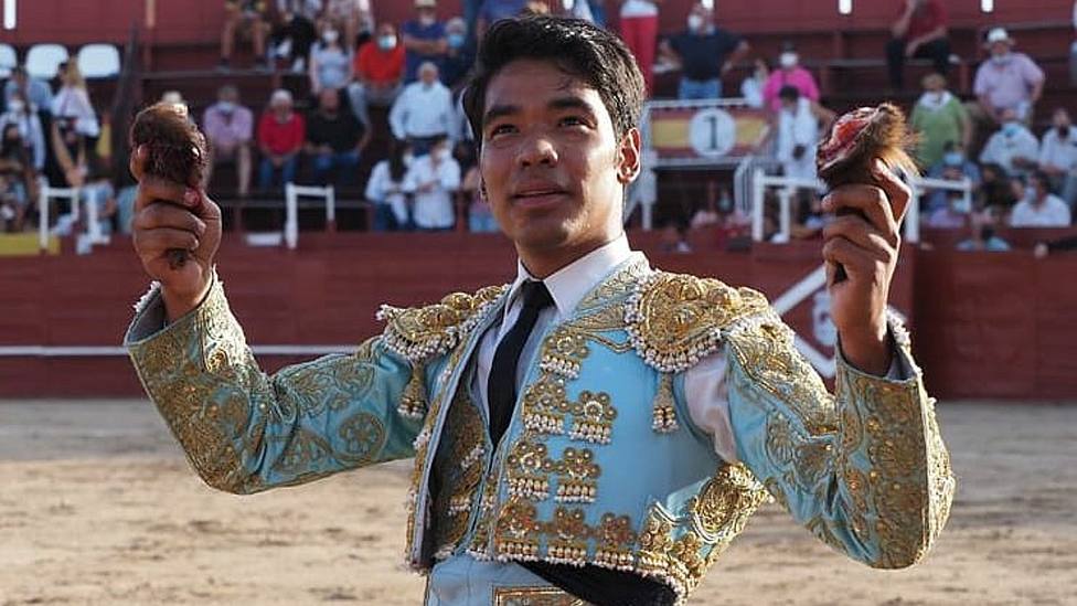 Leandro Gutiérrez con las dos orejas cortadas este sábado en Navas del Rey