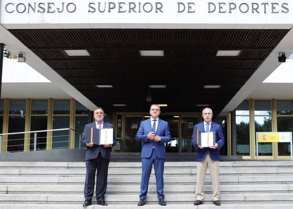 Jose Manuel Franco, Alejandro Blanco y Miguel Carballeda en la firma del convenio.
