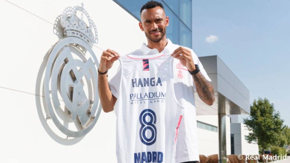 Hanga posa con la camiseta del Real Madrid