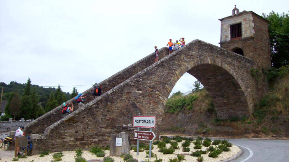 Peregrinos a su paso por la localidad de Portomarín, en el Camino Francés