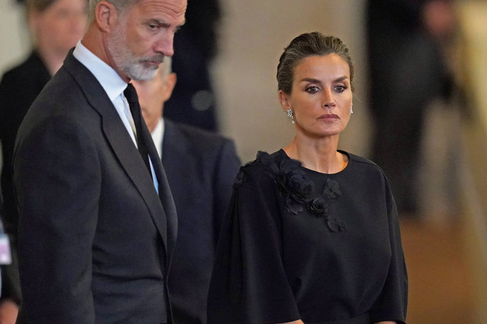 Los Reyes Felipe VI y Letizia visitan la capilla ardiente de Isabel II