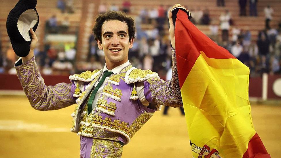 Victor Hernández con una de las dos orejas cortadas este lunes en Zaragoza