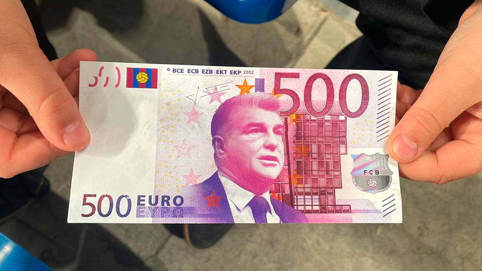 Billete de 500 euros con la cara de Joan Laporta, repartido en los aledaños del Santiago Bernabéu