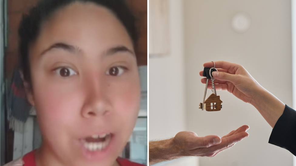 La joven y una persona dando las llaves de una casa