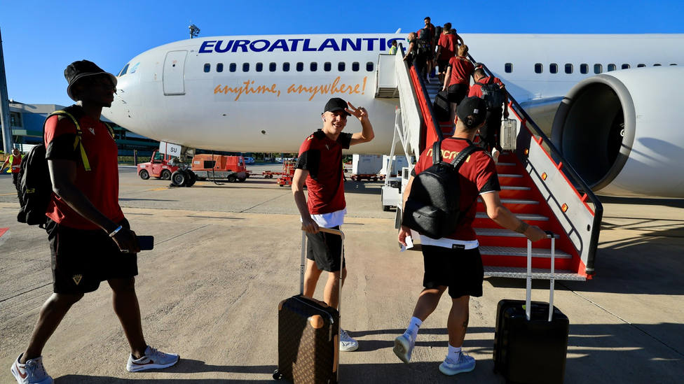 Jugadores del Cádiz embarcando en un avión