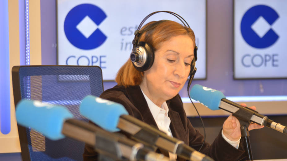 Ana Pastor, ministra de Fomento en funciones, en el estudio de la Cadena COPE. Roberto Pablo.