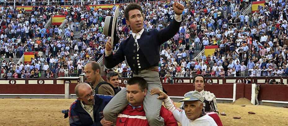El rejoneador Leonardo Hernández en su salida a hombros este sábado de la plaza de toros de Las Ventas. EFE