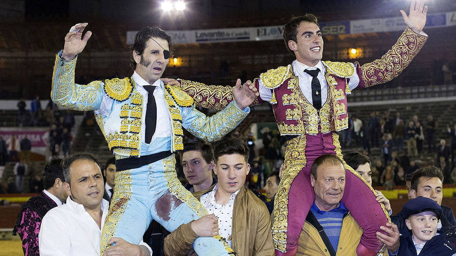 Juan José Padilla y Vicente Soler en su salida a hombros este domingo en Castellón. EFE