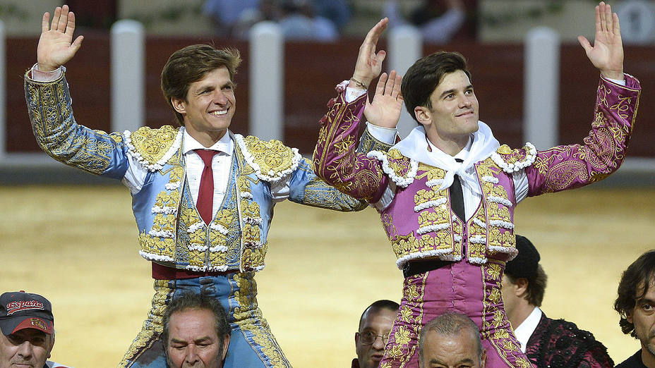 El Juli y José Garrido en su salida a hombros de la plaza de toros de Valladolid en la temporada 2015. ARCHIVO