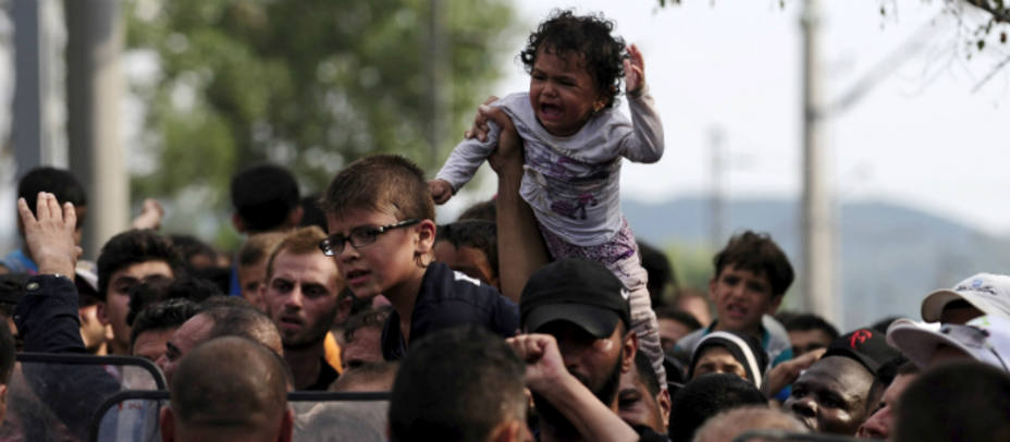 Familias de refugiados e inmigrantes intentan atravesar la frontera que divide Grecia y Macedonia. Reuters