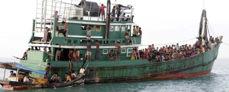 Los inmigrantes esperan antes de ser transportados a la costa. Reuters