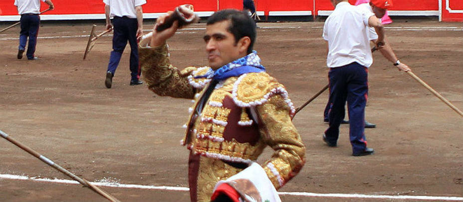 Joselito Adame con la oreja conquistada este lunes en Bilbao. EFE