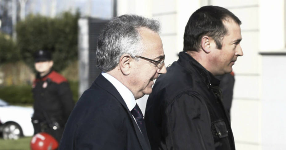 Miguel Sanz entra en el Palacio de Justicia de Pamplona. Foto: EFE.