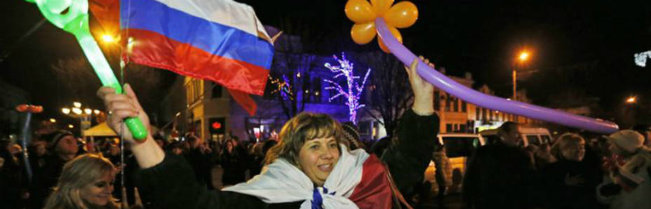 Ciudadanos de Crimea celebrando anoche el resultado del referéndum (EFE)