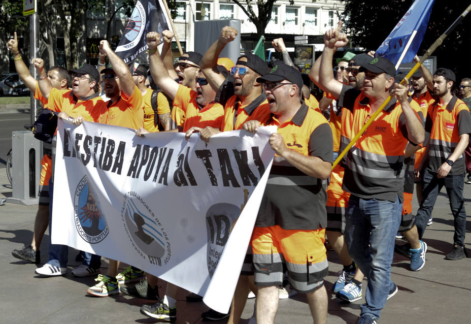 Un grupo de estibadores apoya a los miles de taxistas procedentes de toda España