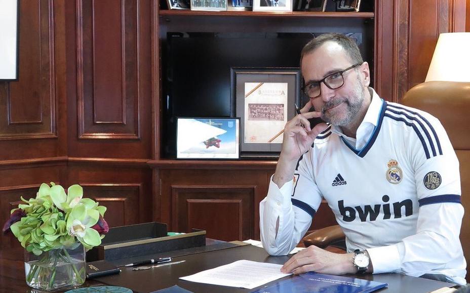 James Costos, nuevo asesor del FC Barcelona, con la camiseta del Real Madrid