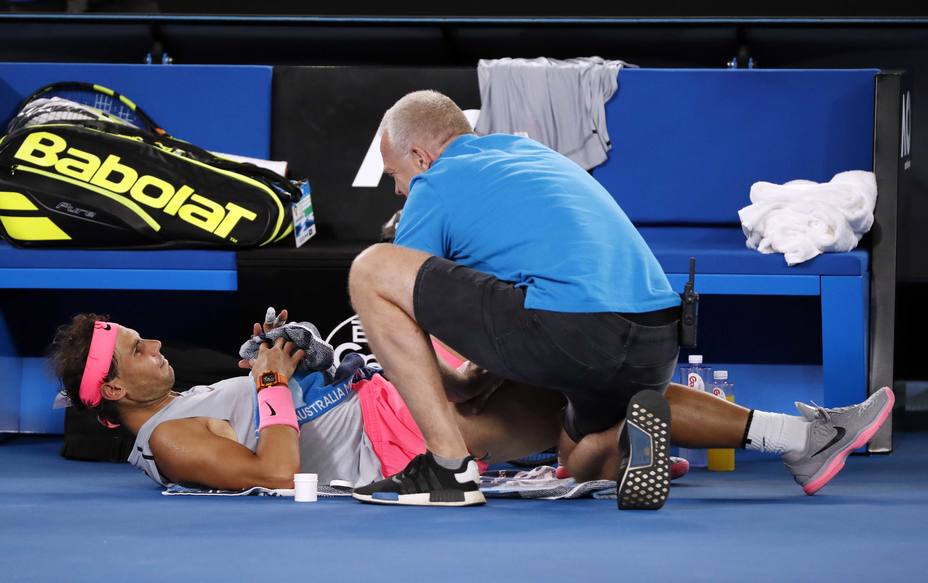 Rafa Nadal recibe atención médica en el Open de Australia. REUTERS