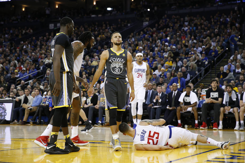 Warriors ganan con 44 puntos de Curry; los Cavaliers caen ante los Wizards a pesar de los 32 puntos de LeBron James