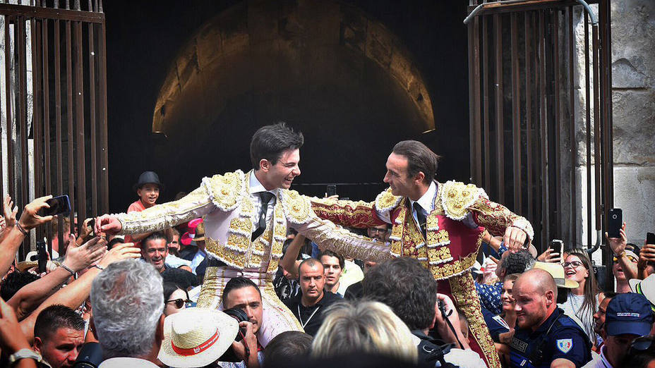 Toñete y Ponce en su salida a hombros del Coliseo de Nimes este sábado
