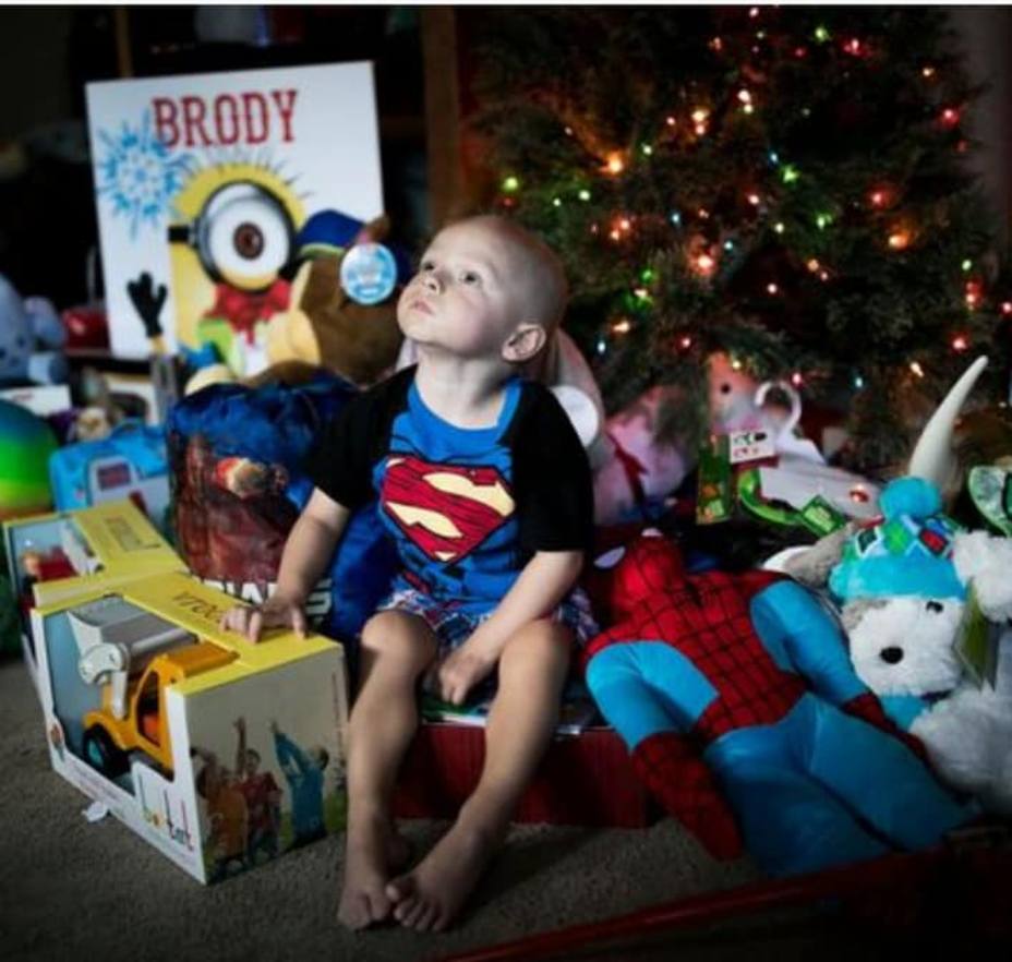 Brody Allen entre sus regalos de Navidad