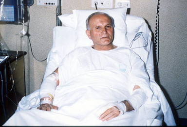 Juan Pablo II en el hospital tras el atentado de 1981