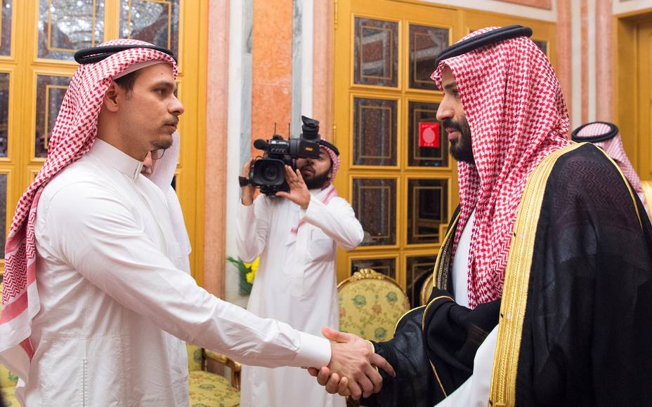 La foto que da la vuelta al mundo: el rey da el pésame al hijo de Khashoggi