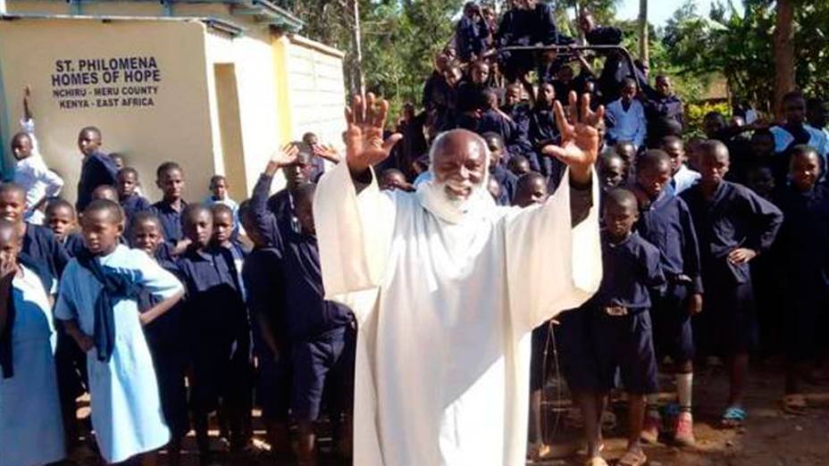 El Padre Francis Riwa busca que los niños se formen para que lleguen a la universidad o consigan trabajo