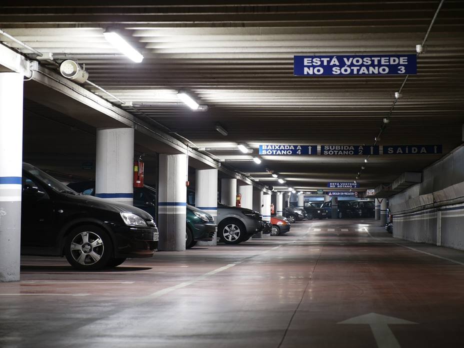 Un parking de Manresa cambia España por “País Explotador” en sus tickets
