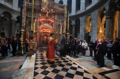 Cristianos rezan ante el edículo que alberga el Santo Sepulcro, en Jerusalén.