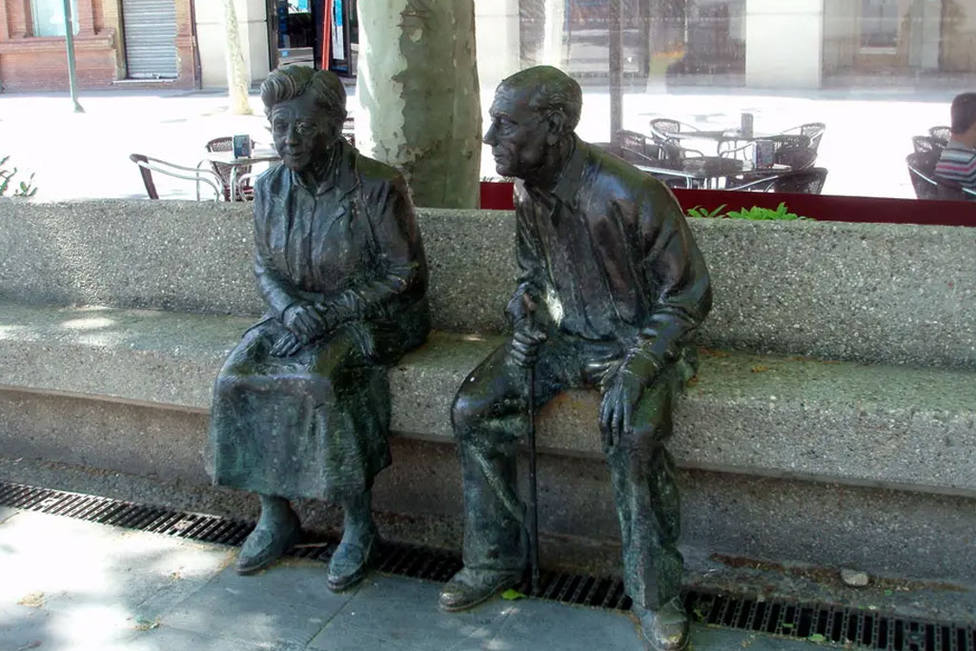 Estatuas abuelos en Palencia