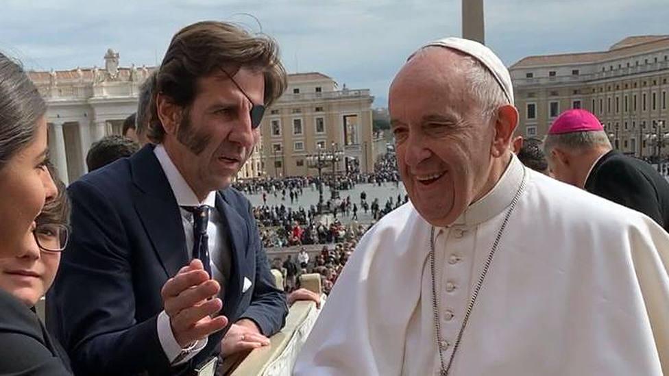 Juan José Padilla presentando a su familia al Papa Francisco este míercoles en el Vaticano