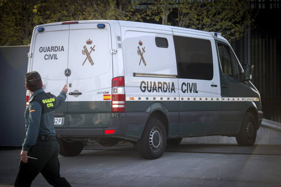 Foto de archivo de un furgón de la Guardia Civil - FOTO: Efe / Fernando Villar