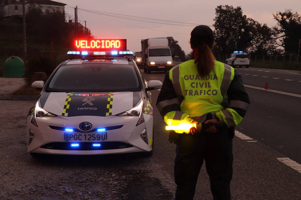Una agente de Tráfico en un control de carretera - FOTO: Guardia Civil