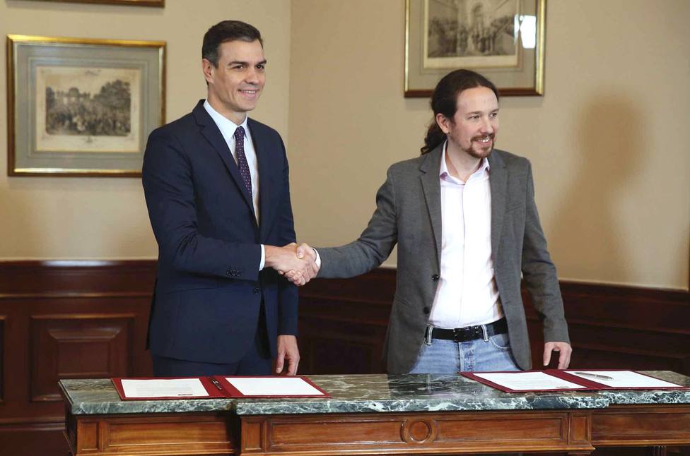 Sánchez firma un acuerdo con Podemos para formar Gobierno en España