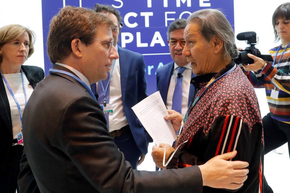 Un líder indígena abronca a Martínez-Almeida en la Cumbre del Clima